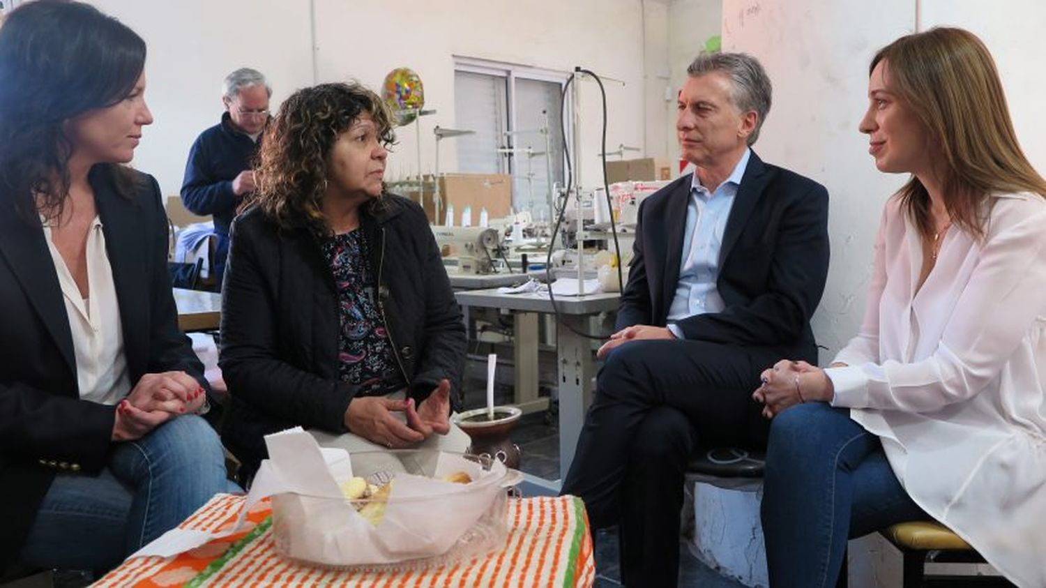 Macri y Vidal visitaron una cooperativa textil en el inicio de campaña