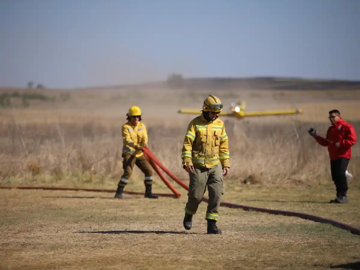 Schiaretti sobrevoló la zona afectada por el fuego en Punilla