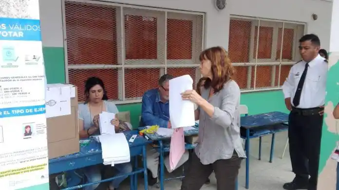 Longchamps: Fiscal de Espert intentó evitar que votara una joven trans