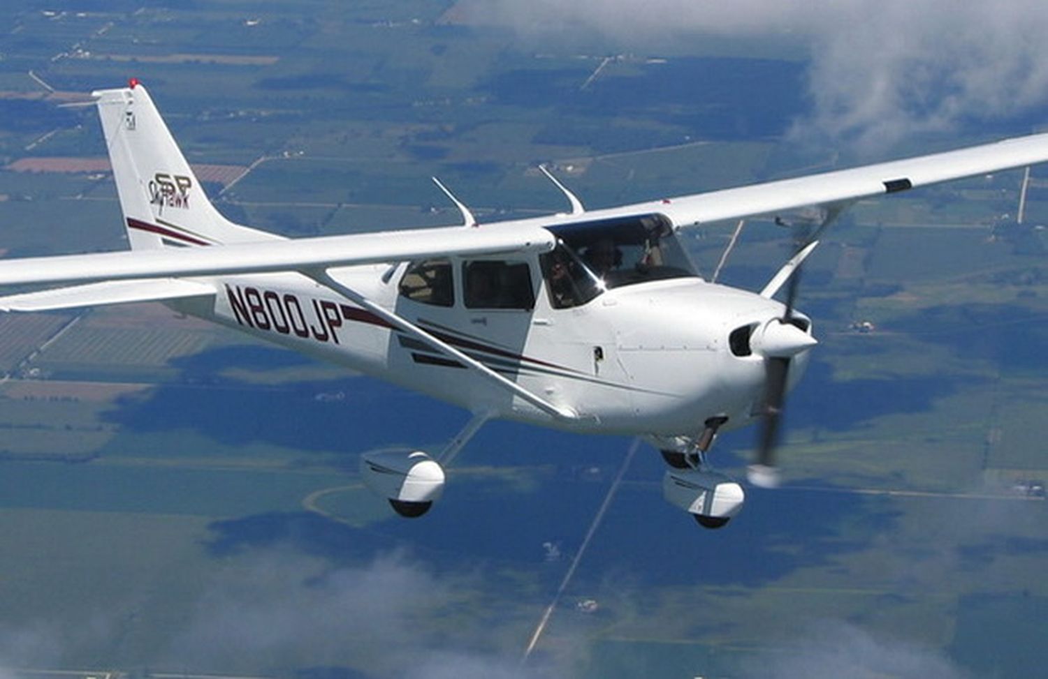 Investigan a un avión que aterrizó de emergencia en un campo