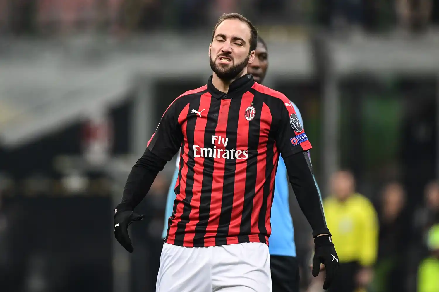 Milan, con Higuaín, se  metió en cuartos de final