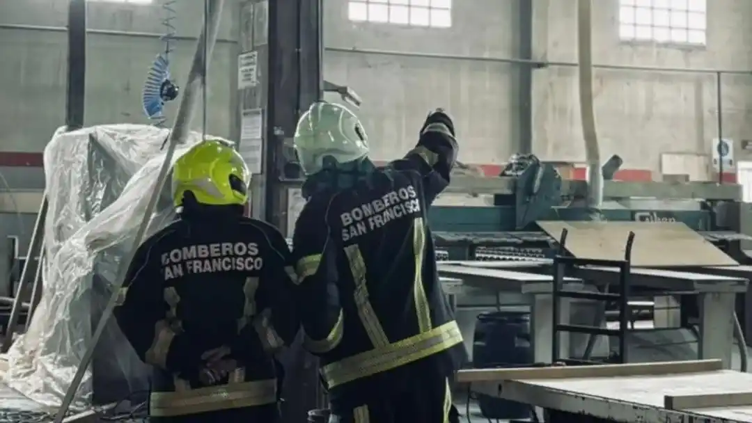 Bomberos sofocaron incendio en industria en barrio La Milka