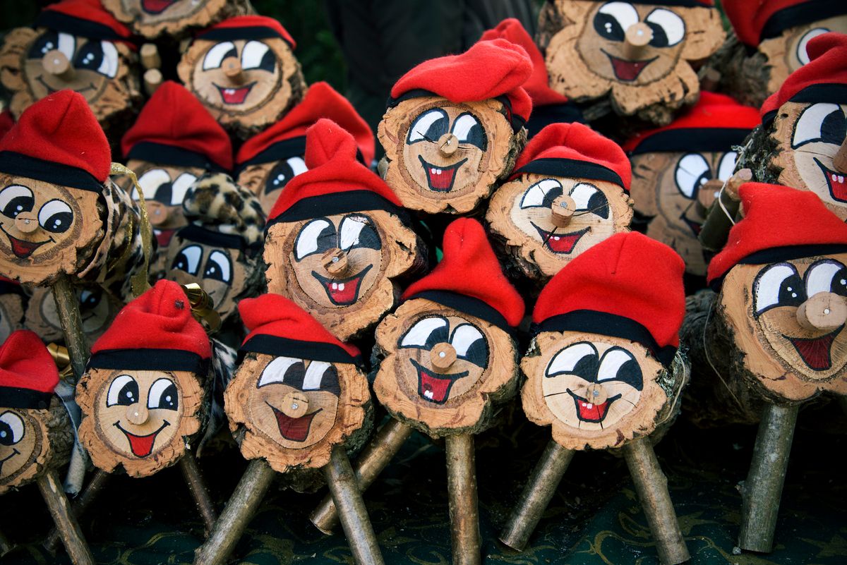“El Caga Tió”, el tronco de cara sonriente que defeca dulces. Foto: Barcelona Secreta.