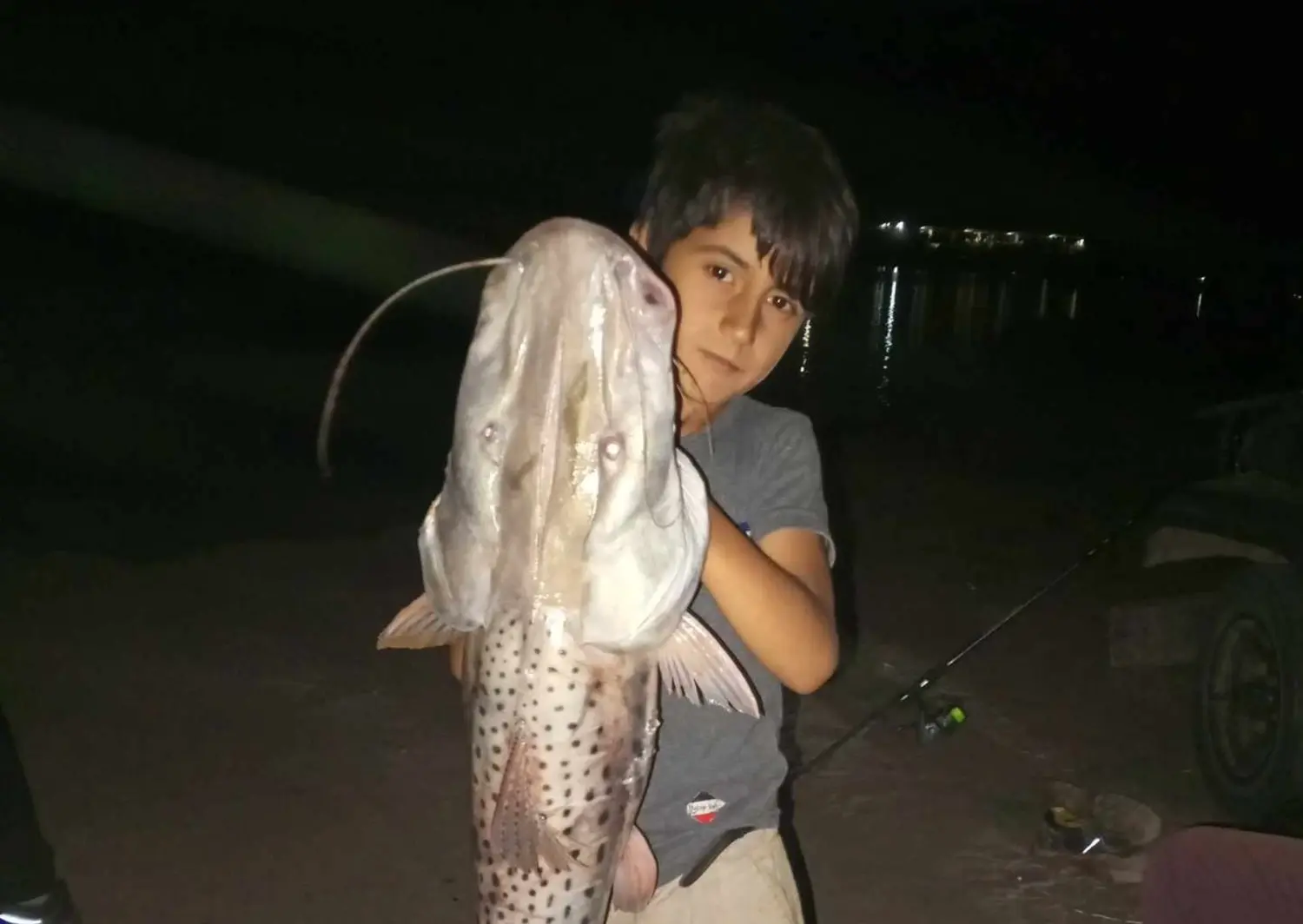 Felicitan a Eduardo por pescar un surubí de 20 kilos