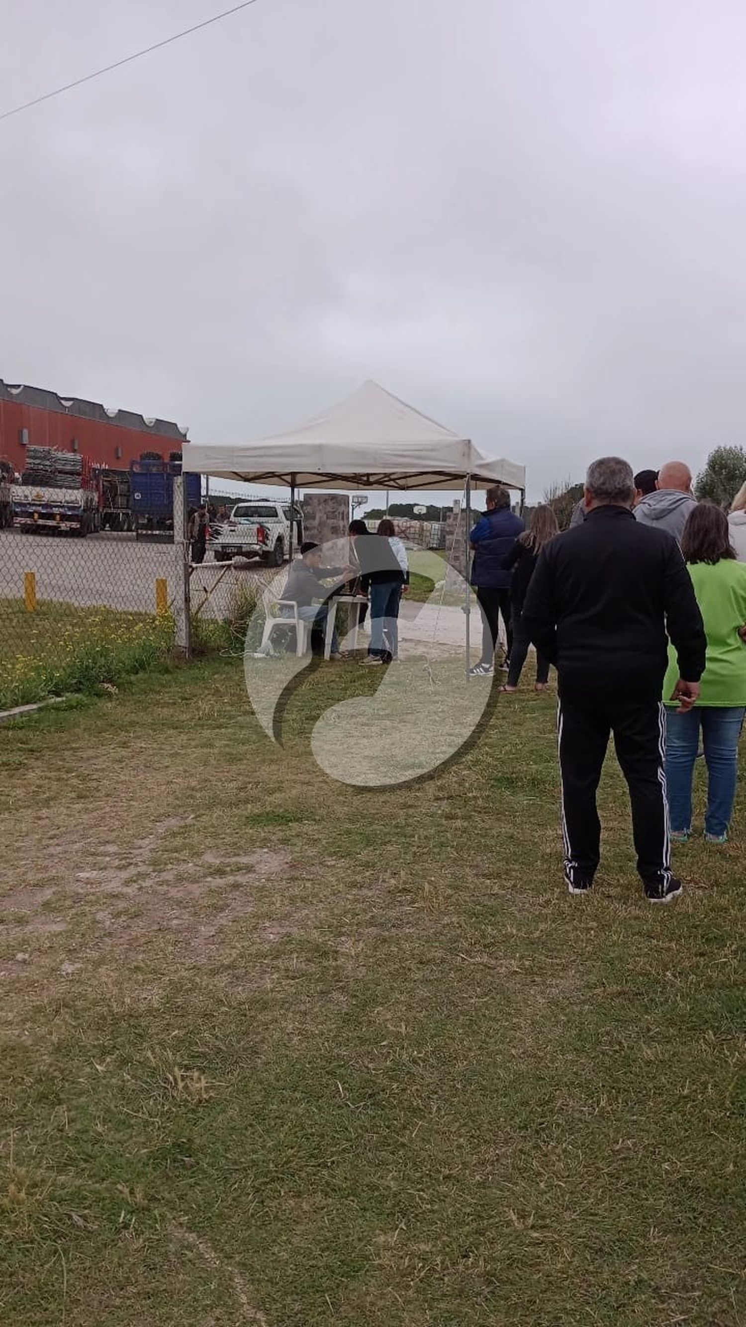 Arrancó. La entrega de pulseras a los habitantes de los barrios afectados por el cerco vallado por el recital de La Renga