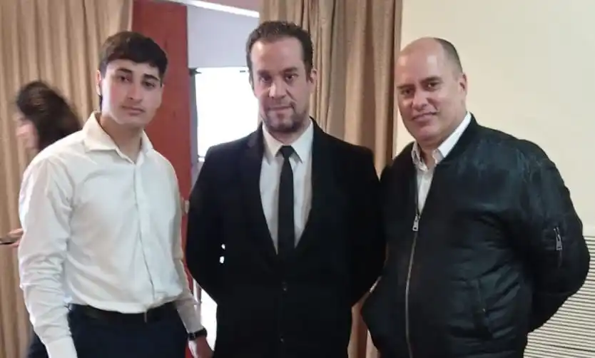 Barbosa, a la derecha, junto a Saifert , parado en el centro.