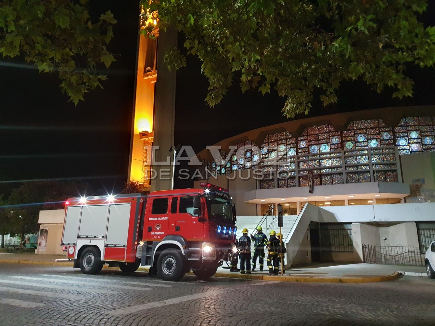 Se incendió una lámpara a 10 metros de altura dentro de la catedral y debieron convocar a los bomberos