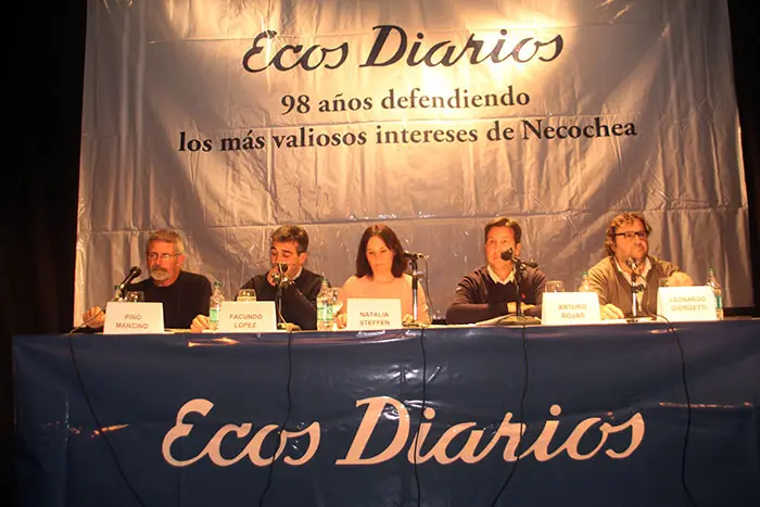 En una sala colmada debatieron los candidatos
