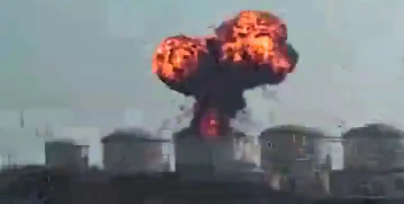 Una columna de fuego y humo se eleva desde las instalaciones de almacenamiento de petróleo en el puerto de Salalah, en Raysut, Omán.