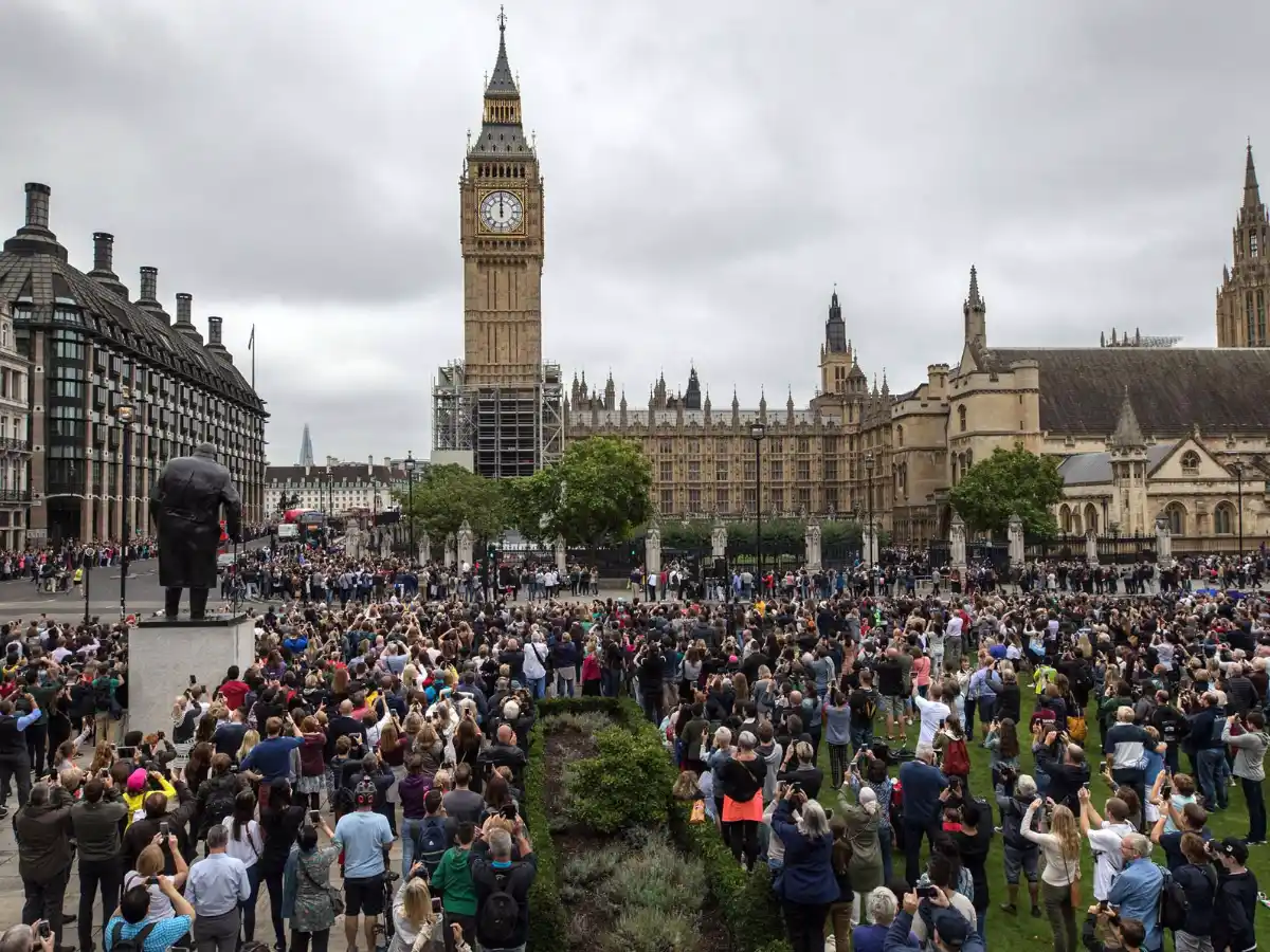 Cientos de personas se reunieron para escuchar las últimas campanadas del Big Ben