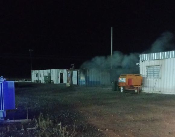Incendio en la termoeléctrica: tres dotaciones de bomberos concurrieron a sofocar las llamas en un container