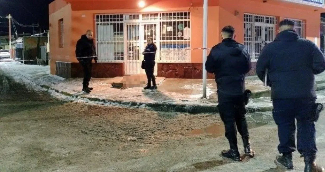 Río Gallegos: un abuelo murió en la caída tras resbalar con escarcha a la salida de un comercio