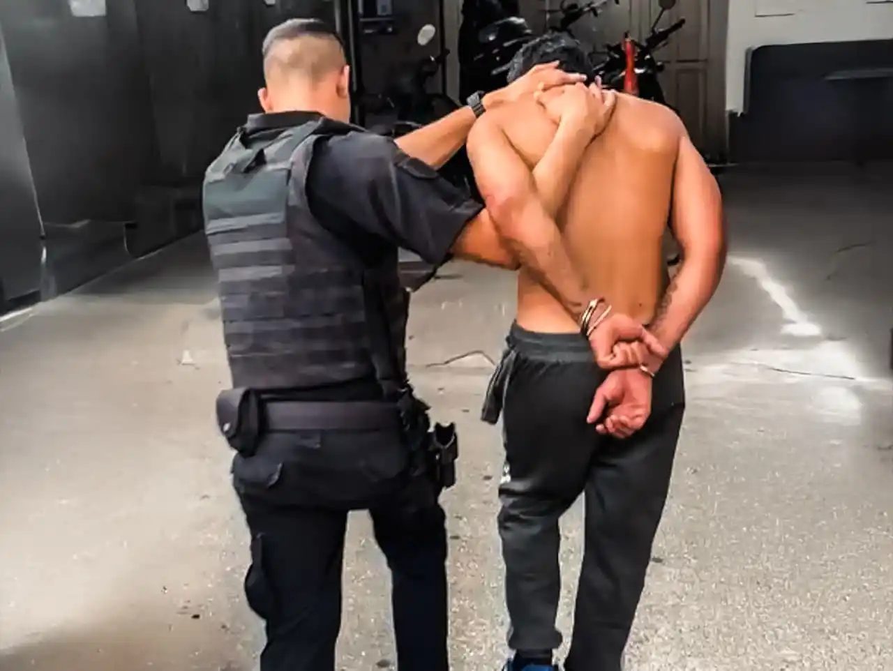 El sujeto se puso violento e insultó a agentes e inspectores.