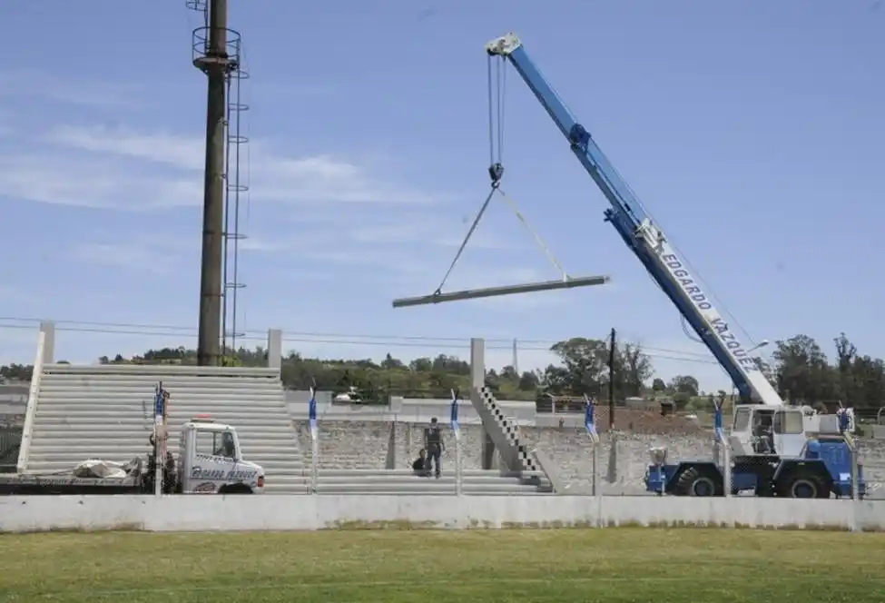 La tribuna que resta armar en el  Estadio San Martín, una obra perdida en el tiempo