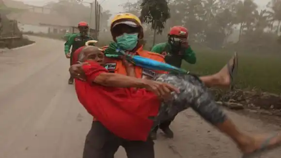 ALERTA MÁXIMA y miles de evacuados en Indonesia por erupción de  volcán del Monte Semeru  (+Fotos y videos)