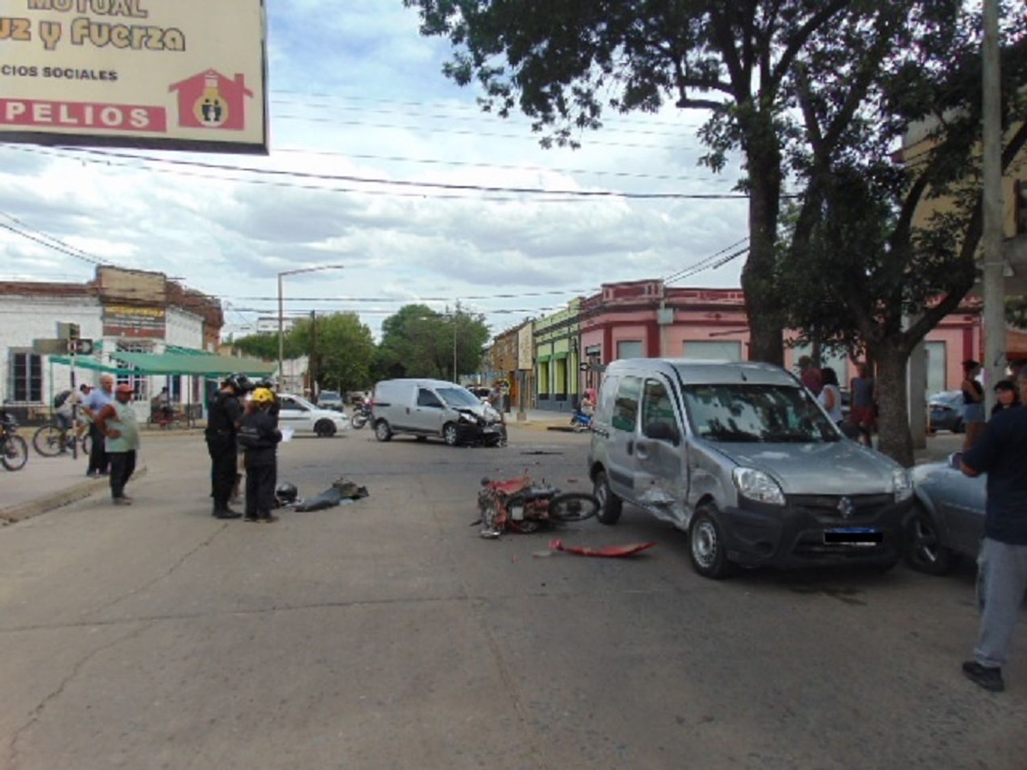 Cuatro vehículos involucrados en accidente sobre Alberdi y Falucho