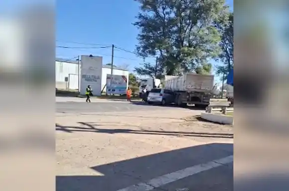 Choque en Ruta 70: un auto quedó incrustado en el acoplado de un camión