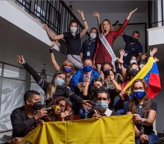 Mariángel Villasmil con parte del equipo que estuvo en su preparación. Foto: Instagram