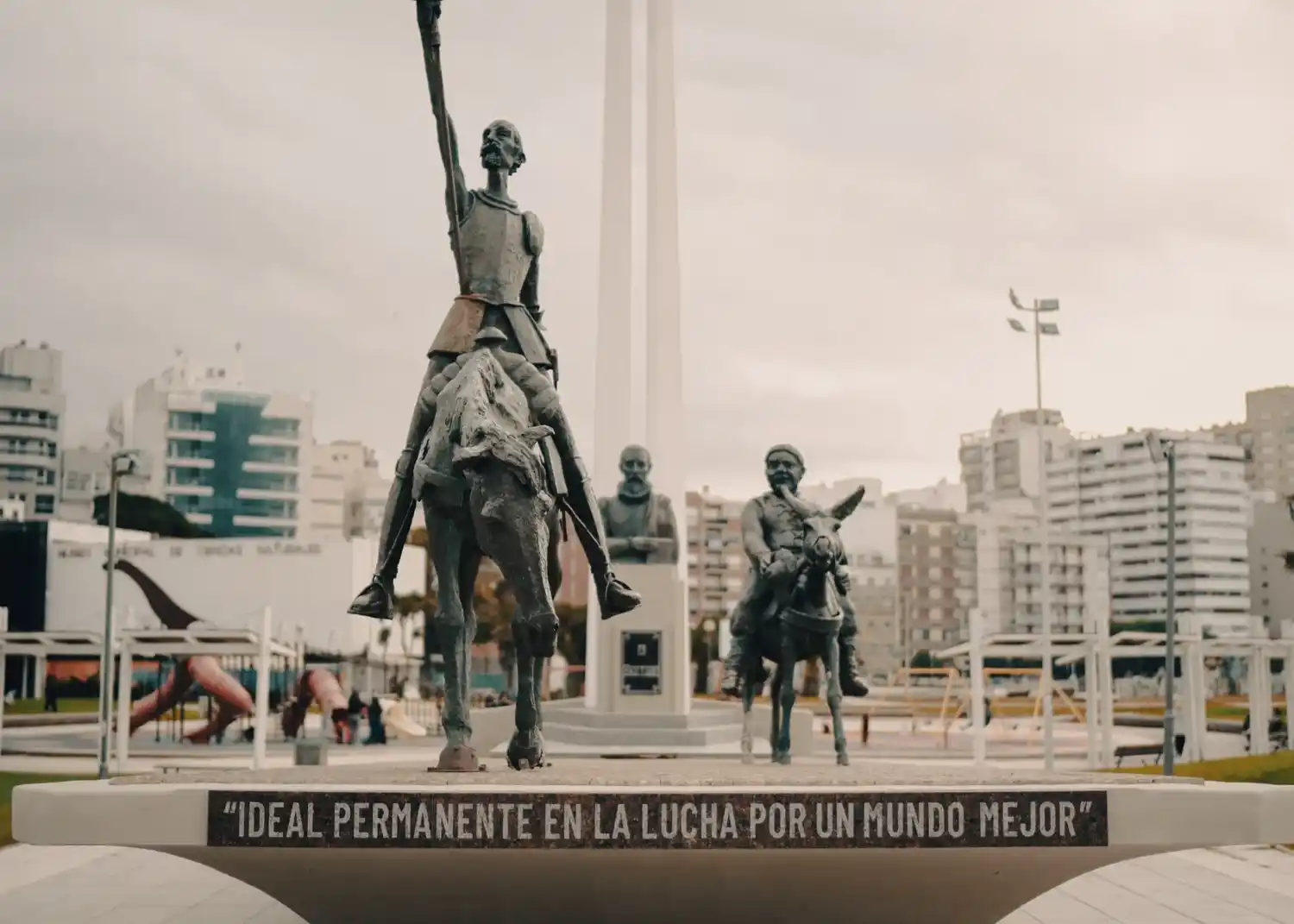 El monumento, creado por el escultor argentino Hidelberg Ferrino e inaugurado en 1974.