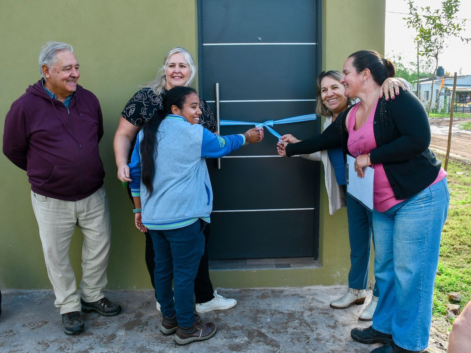 Rosalía Benítez y su familia en su nuevo hogar