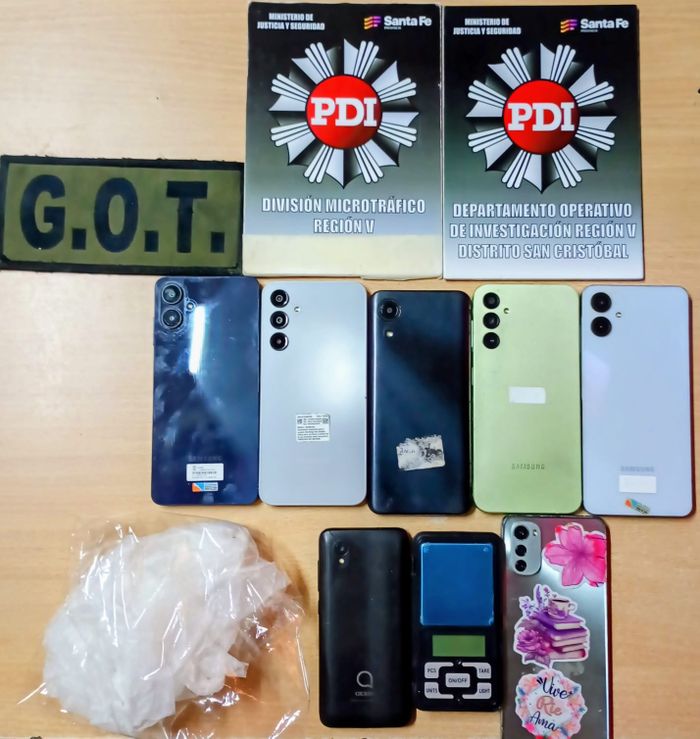 Detuvieron a una mujer por microtráfico y usurpación: hallaron celulares, bolsas de nylon y una balanza