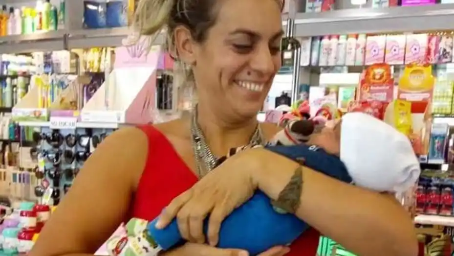 No tenía la plata para comprar un remedio para su bebé y "Mamá Noel" se lo regaló