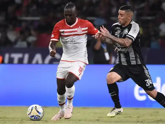 Estudiantes ganó en Santiago y se metió en semifinales