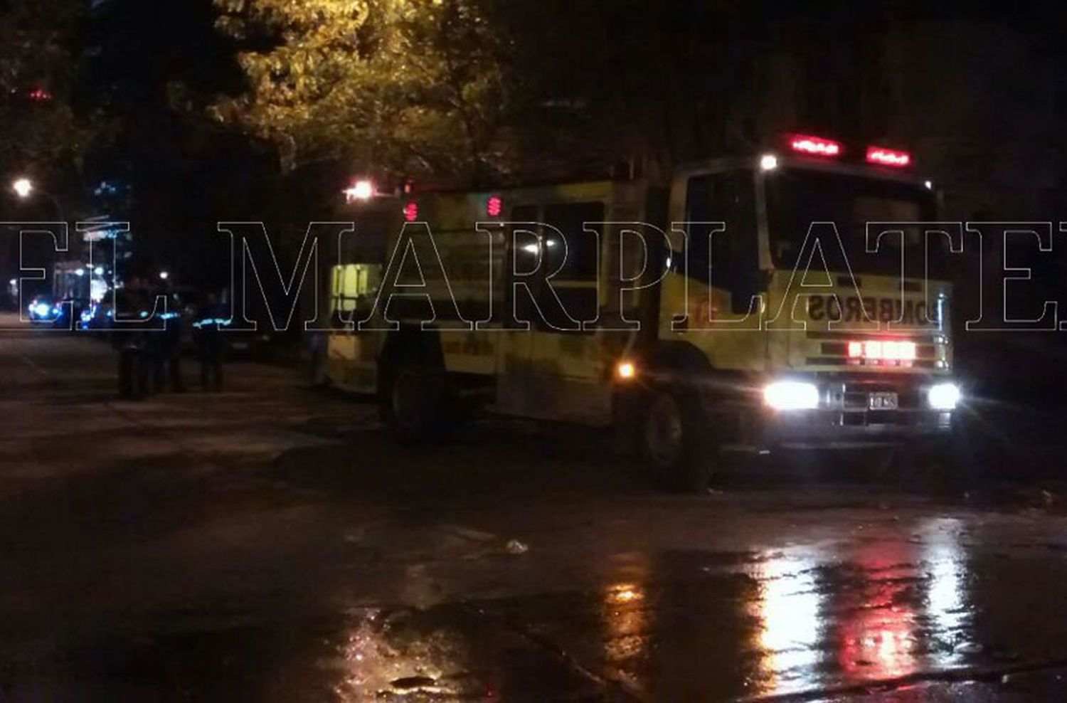 Un voraz incendio afectó un depósito en Bernardino Rivadavia