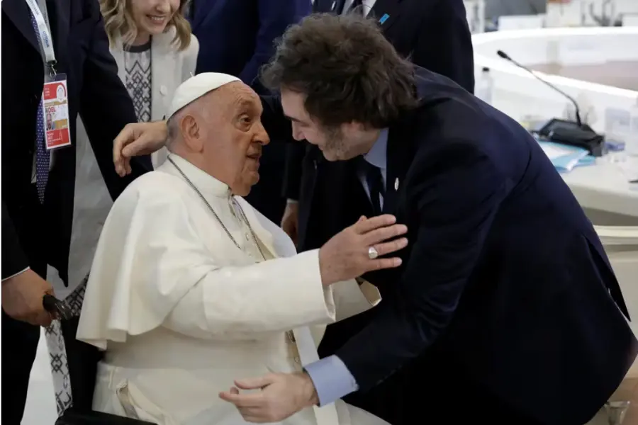Milei en el G7: En el inicio de su agenda saludó a Francisco