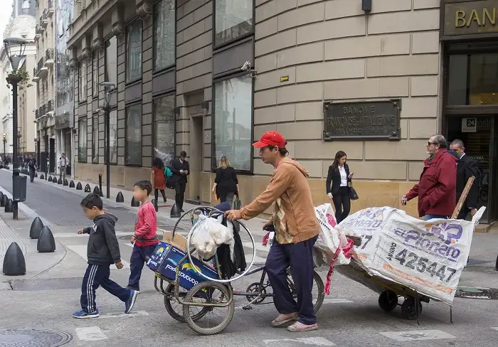 La línea de indigencia superó los 80 mil pesos en febrero.