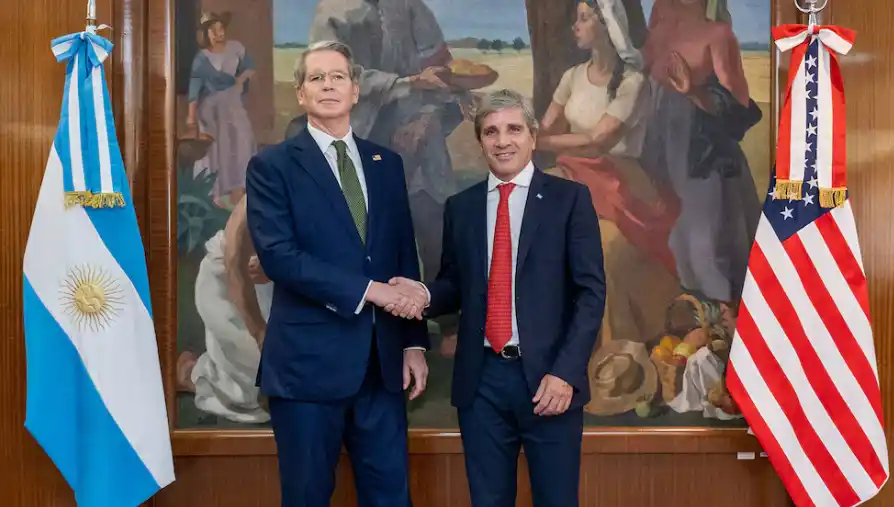 Scott Bessent, secretario del tesoro norteamericano junto a Luis Caputo (Archivo)