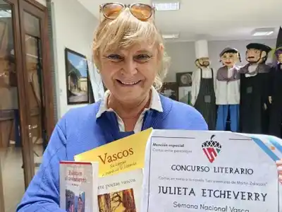 La autora tandilense premiada en el concurso internacional de la Semana Vasca, recibiendo la distinción.