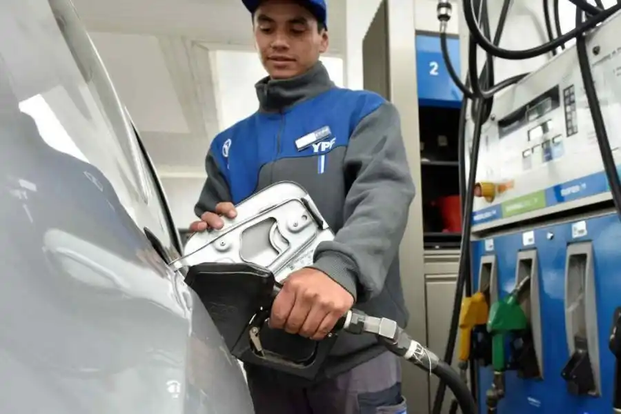 Desde hoy, YPF vende más caro el gasoil a los vehículos extranjeros