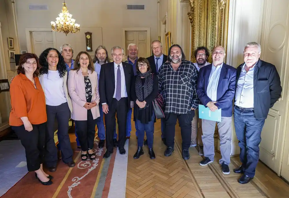 El Presidente, junto a funcionarios y dirigentes gremiales.
