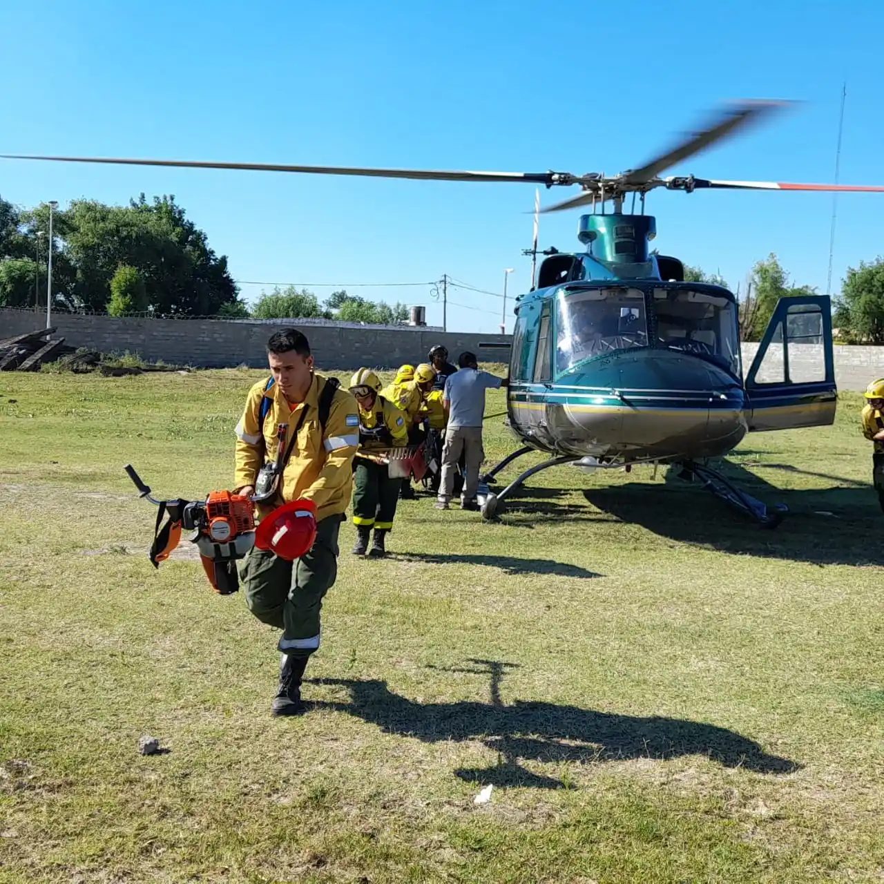 Brigadistas combaten por aire y tierra los focos de incendio en islas frente a Rosario