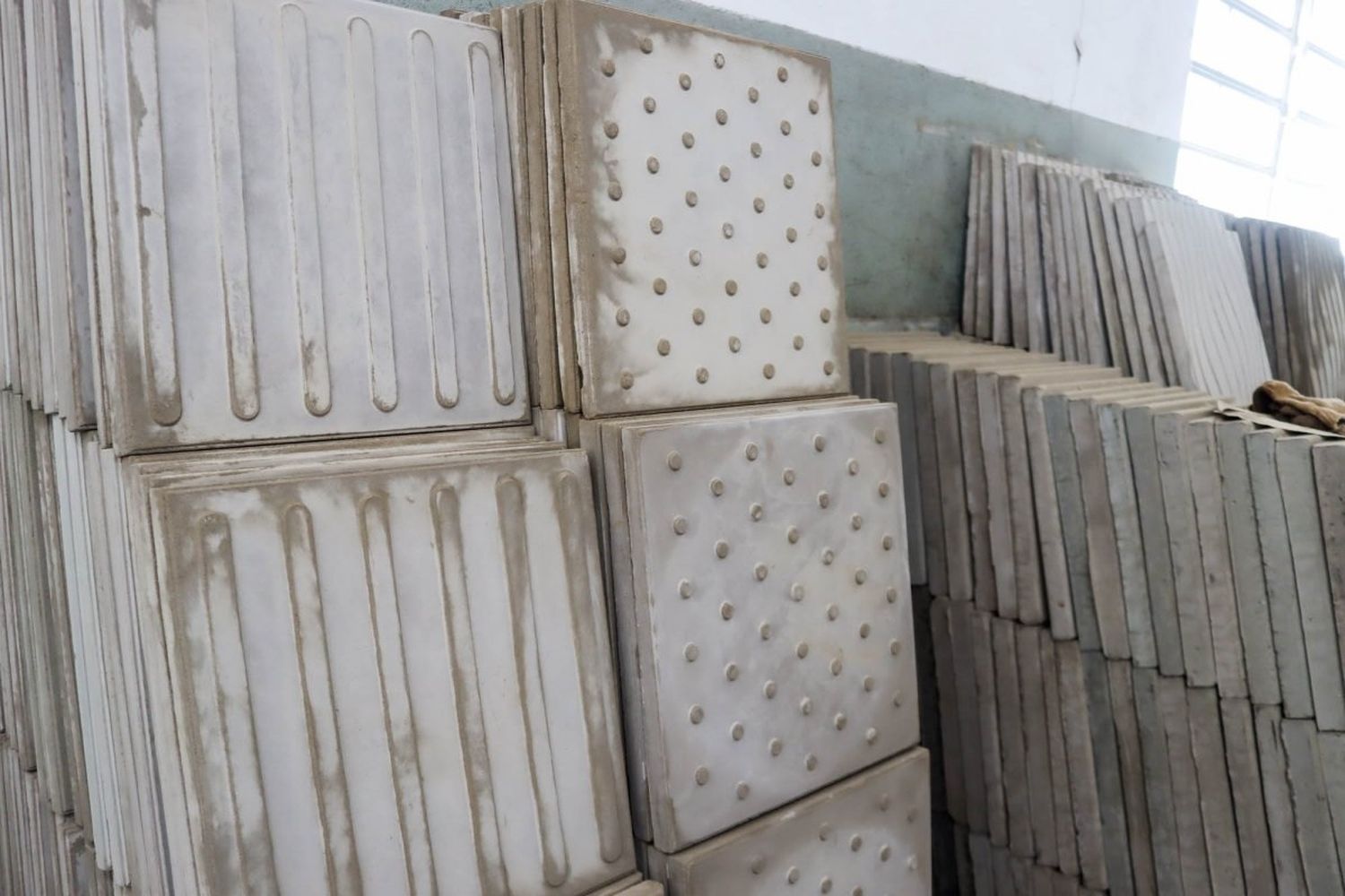 Para qué sirven y cuáles son las ventajas de las baldosas podotáctiles que se elaboran en la Fábrica Municipal