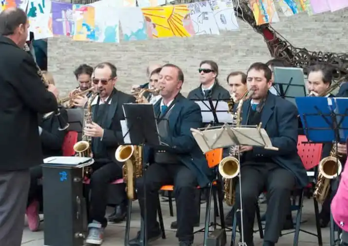 Veinte músicos. Integran el grupo que dirige Fernando Mange