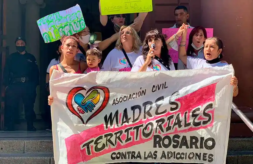 Madres contra las adicciones se movilizaron frente al Palacio Municipal: «Necesitamos que se gestione de manera menos burocrática el acceso a la salud»