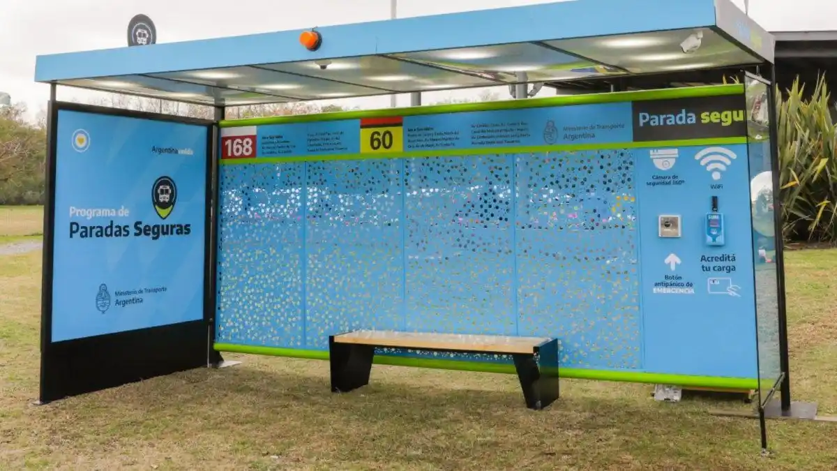 En Almirante Brown incorporan 150 paradas seguras: Tienen cámaras, altavoces  y botones antipánico