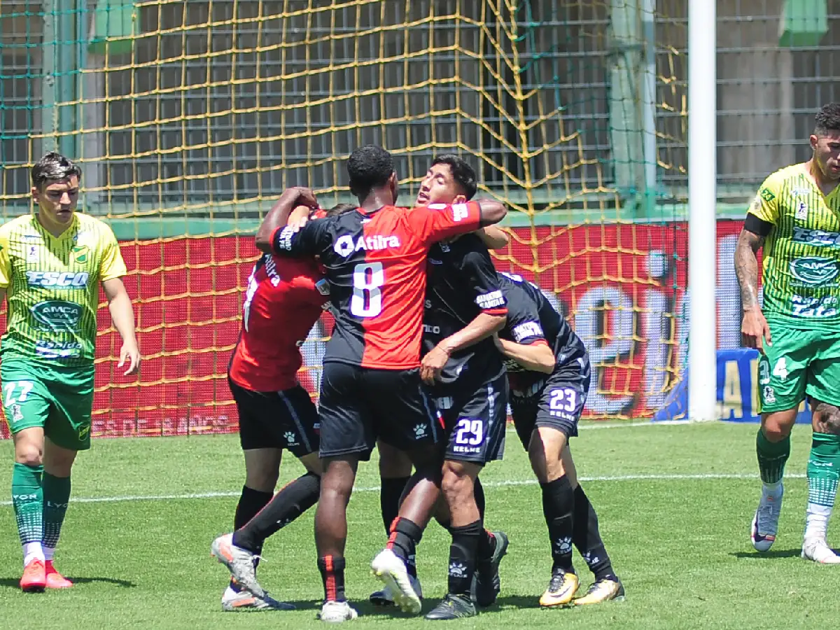 Colón sorprendió y goleó a Defensa