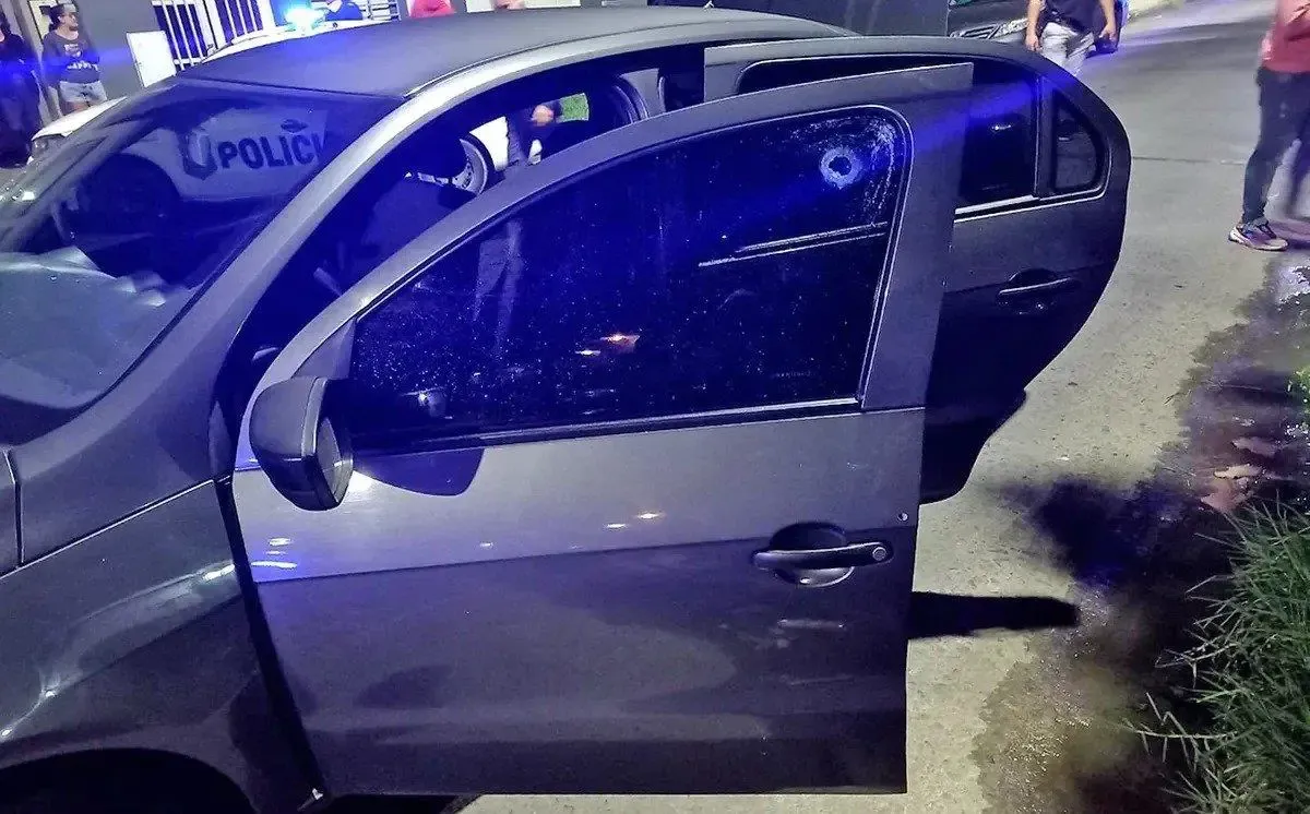 El auto desde el que disparó el policía retirado.
