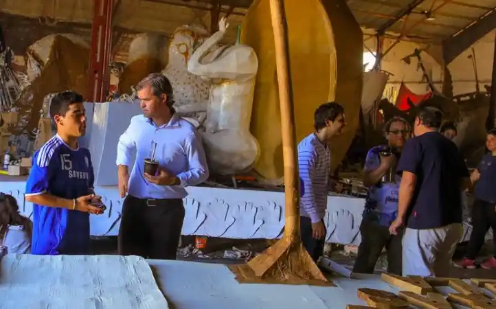 Carrozas: Piaggio recorrió los galpones y habló con los estudiantes