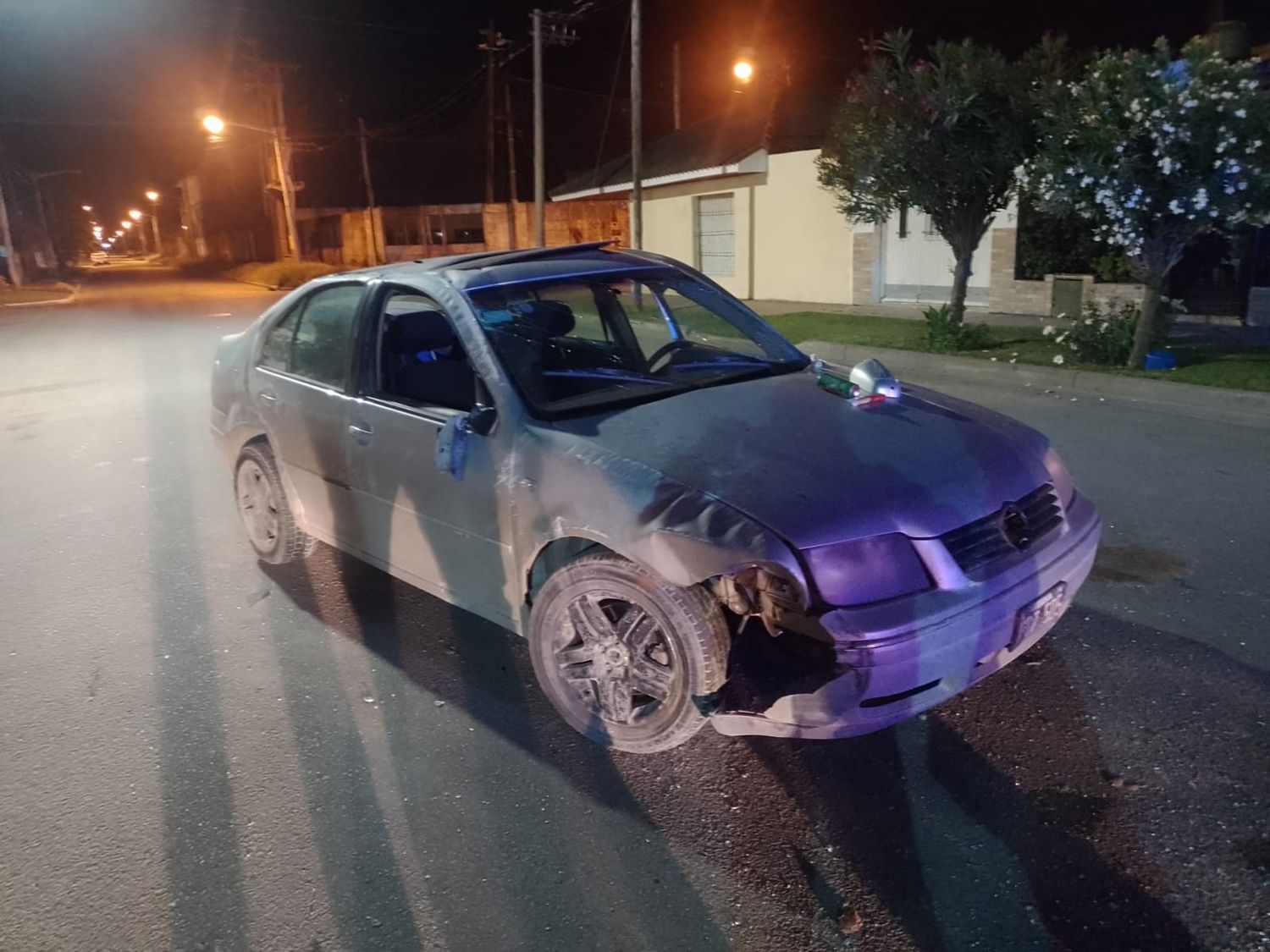 Choque. Un auto chocó contra un tráiler estacionado