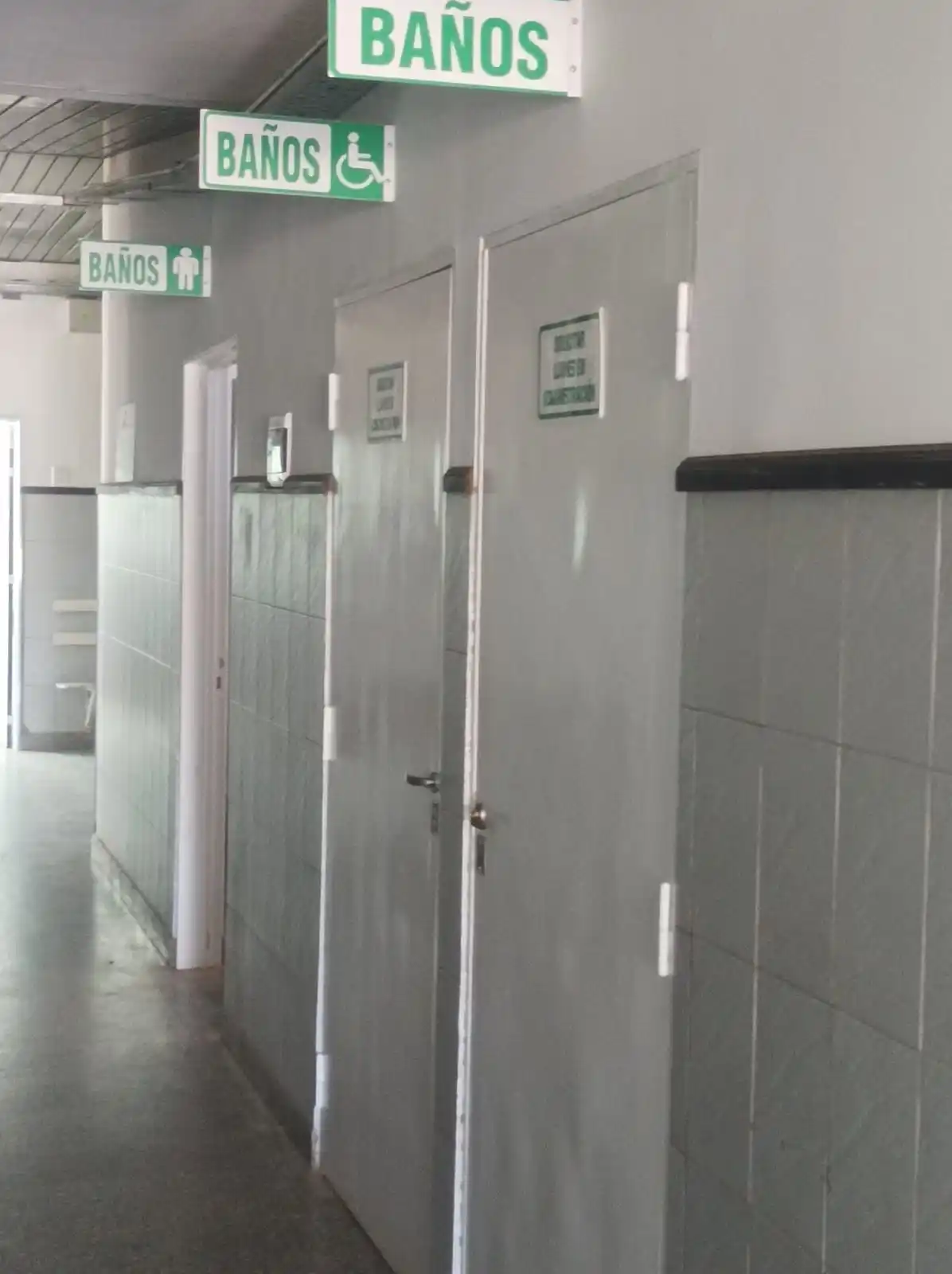 Sector de baños para pacientes, acompañantes y personal-