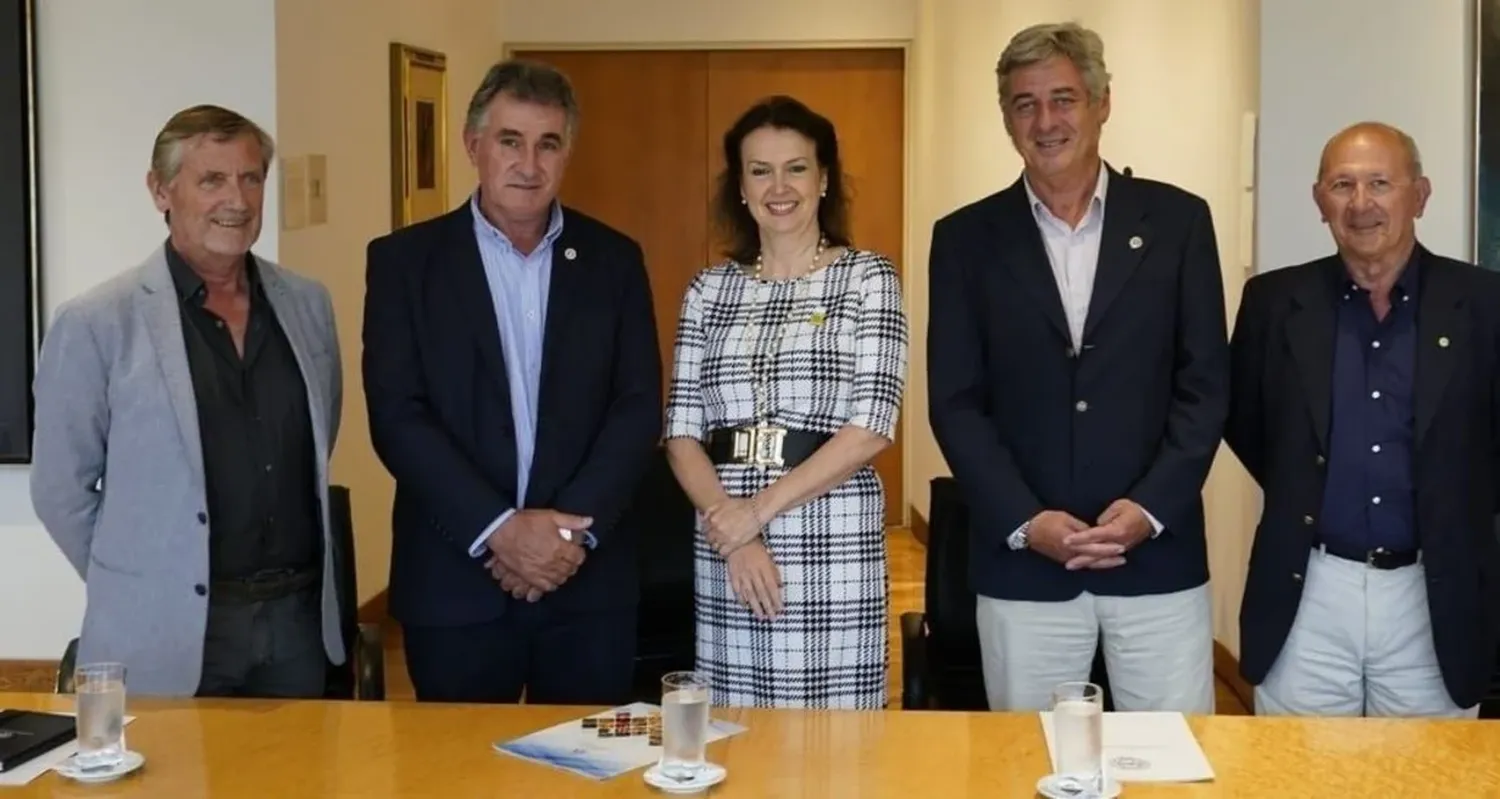 Elbio Laucirica (Coninagro), Carlos Achetoni (FAA), Nicolás Pino (SRA) y Carlos Castagnani (CRA), junto a la canciller Mondino en Buenos Aires. Fotos: Campolitoral