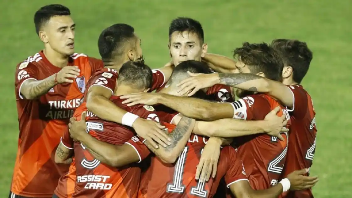 River fue superior, venció a Huracán y se prendió en la pelea
