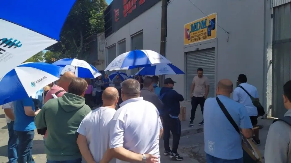 Reclamo en súper chino: "los empleados de comercio tienen que tener su sueldo al día con escalas"