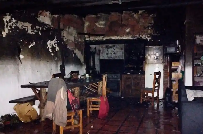 Incendio en el barrio Los Pinares: el 90% de la vivienda fue dañada