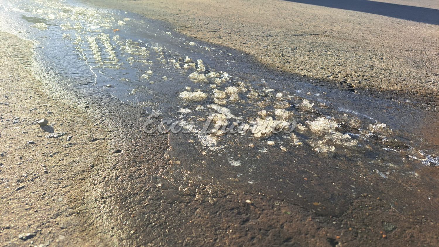 escarcha frio hielo sobre asfalto