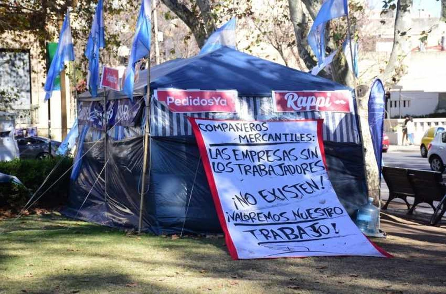 Trabajadores de aplicaciones de delivery exigen a las empresas que regularicen condiciones laborales